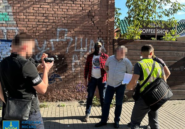 Обещал саботировать судебные заседания за 9 тысяч долларов - будут судить чиновника