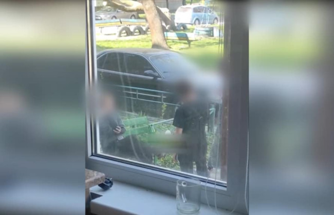 В Черкассах подростки пили и курили возле подъезда: наказали несовершеннолетних, их родителей и продавца магазина с алкоголем