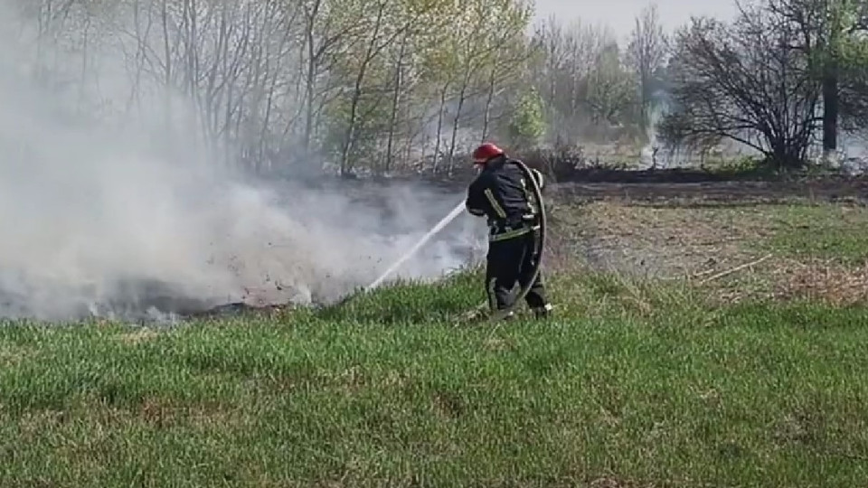 На Сумщине детские шалости с огнем закончились тушением травы возле дома