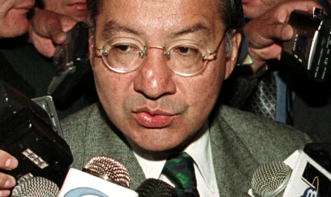 Бывшего американского посла приговорили к 15 годам заключения за шпионаж