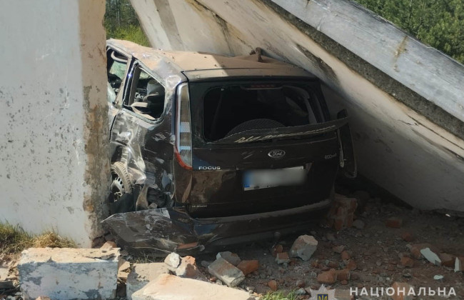 На Волыни легковушка врезалась в остановку общественного транспорта, водитель погиб на месте