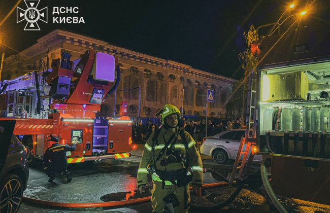 На киевской Контрактовой горело двухэтажное заведение общественного питания: фото