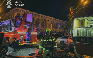 На київській Контрактовій горів двоповерховий заклад громадського харчування: фото