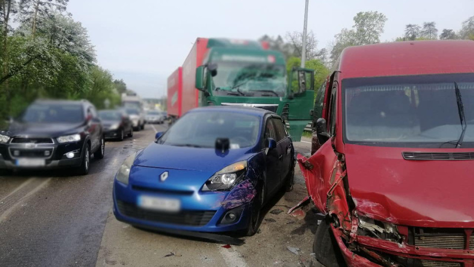 У поліції уточнили деталі ДТП, яка сталася на околицях Києва за участі шести авто