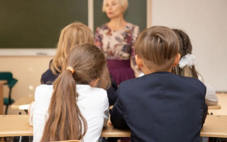 У Луганську окупанти перепрофілюють викладачів української мови на вчителів російської