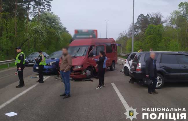 Водителю грузовика, который совершил ДТП в окрестностях Киева при участии шести авто, огласили подозрение