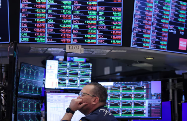 Азійські акції впали, а золото зміцнюється, оскільки ринок тримає трейдерів у напрузі