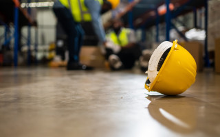 У якому розмірі виплачують одноразову допомогу потерпілому від нещасного випадку на виробництві