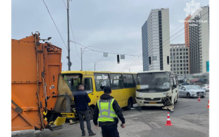 В Киеве произошла авария с участием двух маршруток и мусоровоза: фото