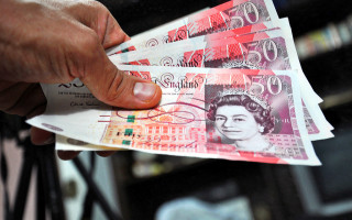 На Буковині жінка за 6000 фунтів стерлінгів обіцяла допомогти у незаконному переправленні через кордон: їй повідомили про підозру