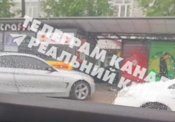 У Києві на Берестейському проспекті легковик в’їхав у зупинку: відео