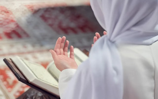 В Англии мусульманская ученица проиграла судебное дело против школы из-за запрета молиться