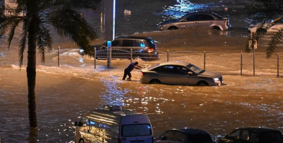 Аномальна злива затопила Дубай: школи закрили, а працівників перевели на дистанційну роботу, фото та відео