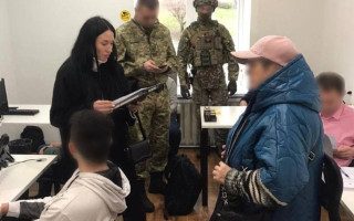 Під фіктивними документами переправляли іноземців за кордон: на Київщині викрили псевдоміграційну компанію