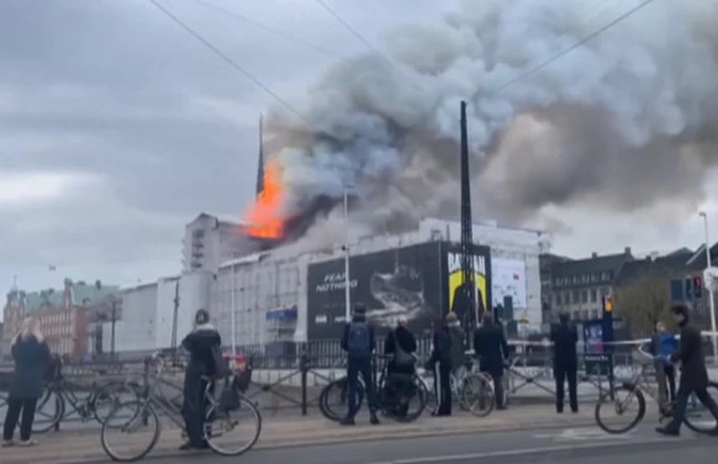 Пожар на 400-летнем биржи в Копенгагене: удалось спасти половину здания