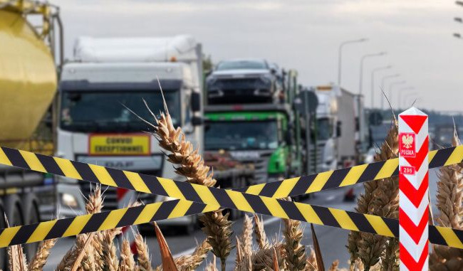 Блокада на польському кордоні: перед пунктом пропуска «Корчева – Краковец» приостановят пропуск грузовиков