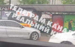 У Києві на Берестейському проспекті легковик в’їхав у зупинку: відео