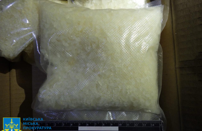 Приобрел через Telegram почти 2 кг психотропов PVP: в Киеве задержали наркодельца