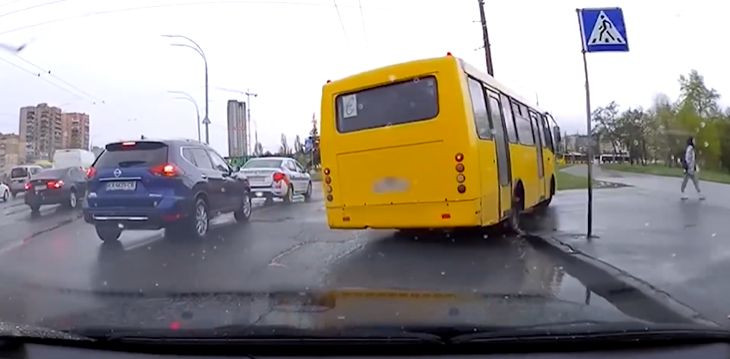 Киянин виклав у мережу відео, як автобус об’їхав затор по тротуару: чи покарали водія