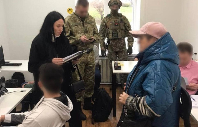 Под фиктивными документами переправляли иностранцев за границу: на Киевщине разоблачили псевдомиграционную компанию