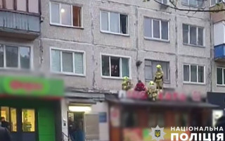 У Києві чоловік кидав ножі та сокиру у медиків, які хотіли допомогти жінці