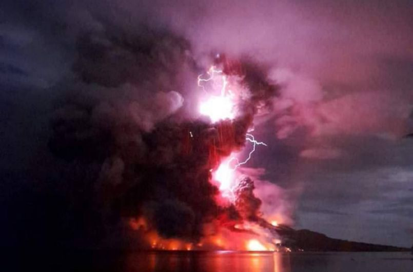 В Індонезії під час виверження вулкана Руанг у небі з'явилися десятки блискавок: неймовірні кадри