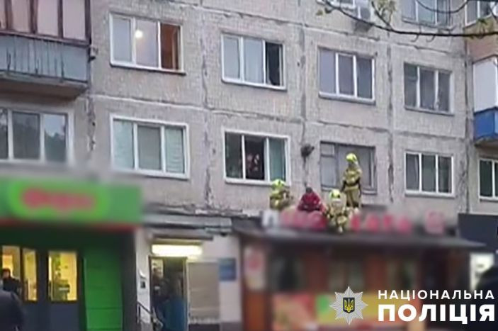 В Киеве мужчина бросал ножи и топор в медиков, которые хотели помочь женщине
