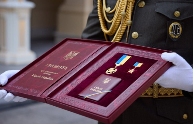 Хто має право на виплату за особливі заслуги перед Батьківщиною: роз’яснення