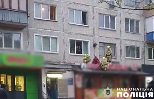 В Киеве мужчина бросал ножи и топор в медиков, которые хотели помочь женщине