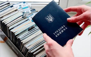 Работник переехал в другую область или за границу: увольнять его или нет