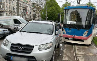 У Києві покарали «героя паркування», який заблокував рух трамваїв: фото