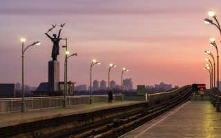 В Киеве приостановили движение поездов метро на левый берег