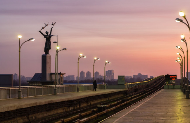 В Киеве приостановили движение поездов метро на левый берег