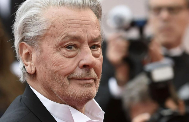 Легенда французского кино Ален Делон получил орден от Владимира Зеленского