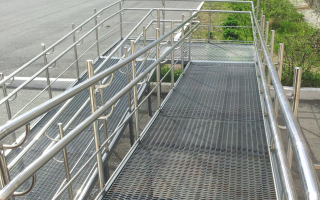 У Києві біля будинків встановлять пандуси: куди подавати заявку