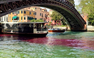 Самый известный канал Венеции окрасили в зеленый и красный цвет – что произошло