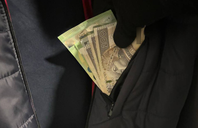 У киевлянки из тайника исчезали деньги, поэтому она установила камеру: что было на записи