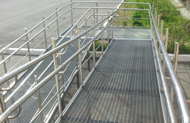 В Киеве возле домов установят пандусы: куда подавать заявку