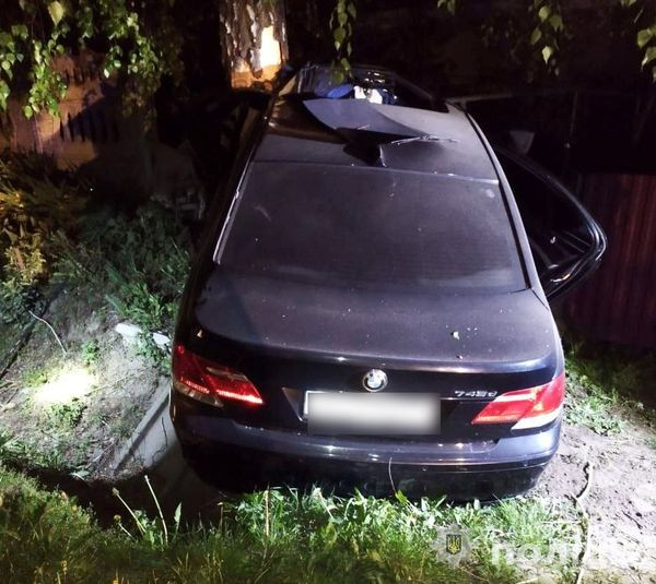 На Волыни 21-летний водитель врезался в дерево: 2 погибших, 1 пострадавший – в больнице