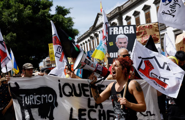 Тысячи канарцев протестуют в Испании против массового туризма на островах