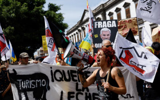 Тисячі канарців протестують в Іспанії проти масового туризму на островах