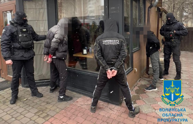 «Выбивали» из военного 3000 долларов надуманного долга: на Волыни будут судить преступников