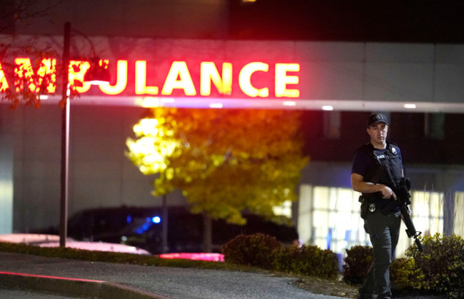 После самой масштабной стрельбы в Льюистоне в штате Мэн усилят контроль над оружием