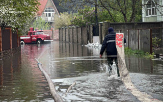 Повалені дерева та залита дорога: у ДСНС показали наслідки негоди у трьох областях і Києві, фото