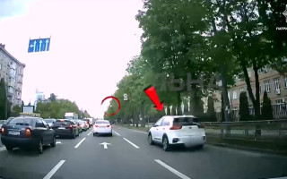 У Києві покарали водія, який на очах у поліції проїхав на заборонний сигнал світлофора: відео