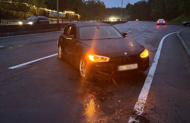 На Большой Кольцевой дороге в Киеве водитель вылетел на обочину, где стояли люди
