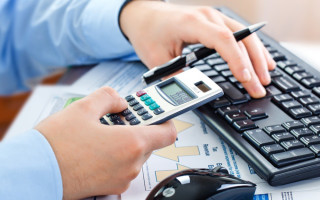 Как вернуть переплату НДФЛ, возникающую по результатам годового перерасчета: разъяснение налоговиков