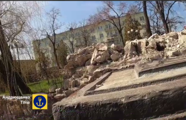 В Мариуполе разрушили памятник в честь 500-летия украинского казачества, видео