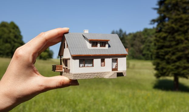 Юрособа-«єдинник» здійснює будівництво на власній земельній ділянці: чи сплачувати земельний податок