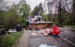 На Київщині мікроавтобус, який віз людей на роботу, провалився у провалля: фото